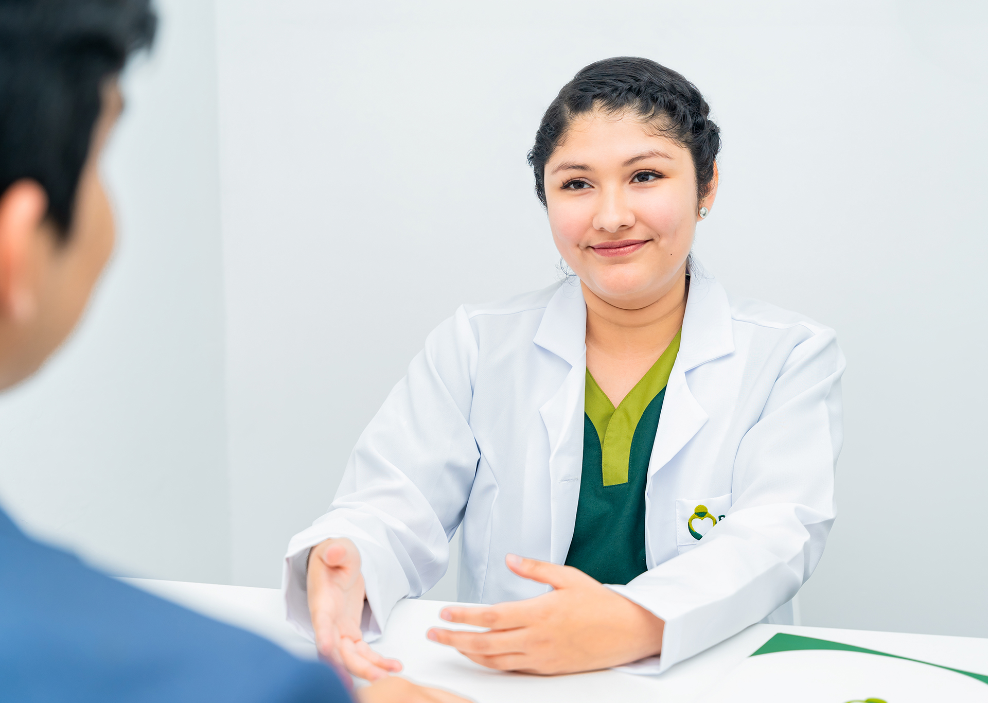 Equipo médico profesional atendiendo a un paciente